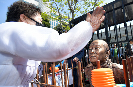 '사죄하라'      (광주=연합뉴스) 정회성 기자 = 27일 오전 광주 동구 지산동 광주지방법원 앞에서 5·18 민주화운동 유가족이 '전두환 동상'을 때리고 있다. 전두환 전 대통령은 5·18 당시 헬기사격을 목격했다고 증언한 고(故) 조비오 신부의 명예를 훼손한 혐의로 재판에 넘겨져 이날 광주지법에 피의자로 출석한다. 2020.4.27      hs@yna.co.kr  (끝)